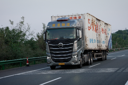 一年行駛超30萬公里 可多掙5-6萬元 北京重卡竟如此能賺？ 